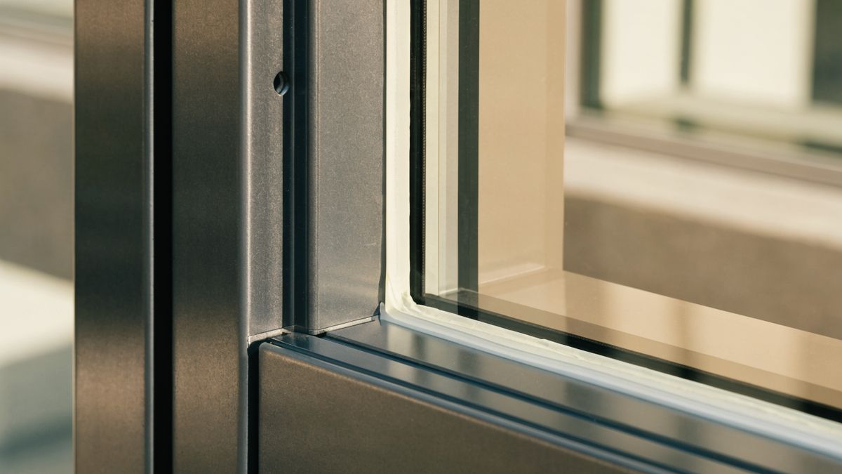 Aluminium mullion meeting thermally broken glazing